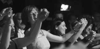 Wodzirej nie kuleje Benia prowadząca animacje taneczne dla uczestników warsztatów dla wodzirejów