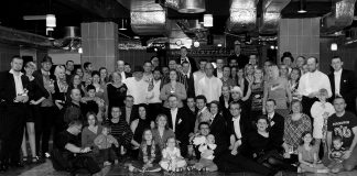 Jak pracuje wodzirej Zdjęcie grupowe uczestników warsztatów dla wodzirejów na balu tematycznym