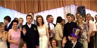 Wodzirej eksponuje Młodych, a sam… Wspólne zdjęcie gości weselnych z Parą Młodą