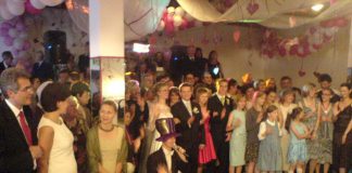 Wodzirej Karpik – proporcja spokoju i twórczej inwencji Wspólne zdjęcie gości weselnych z Parą Młodą