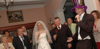 Impreza z wodzirejem inna, od wcześniej widzianych Wodzirej Karpik prowadzący taniec na weselu