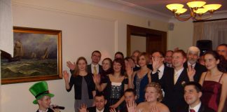 Tego wesela z wodzirejem nie da się pomylić z innym Wspólne zdjęcie gości weselnych z Parą Młodą