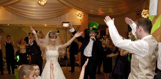 Pierwsza styczność z wodzirejem, a zabawa Wodzirej Karpik prowadzący taniec na weselu