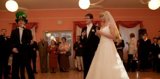 Bycie w centrum uwagi, ale bez presji – wesele z wodzirejem Toast powitalny na weselu z wodzirejem Karpikiem