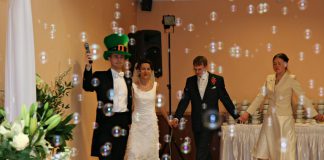 Nie dawali odczuć niedostatków (wodzireje) Polonez - narodowy polski taniec - prowadzony przez wodzireja Karpika na weselu