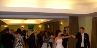 Osobiste spotkanie z wodzirejem utwierdza w decyzji Polonez - narodowy polski taniec - prowadzony przez wodzireja Karpika na weselu