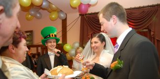 Wysiłek to nie wszystko, liczy się serce wodzireja Powitanie chlebem i solą przez rodziców na weselu z wodzirejem