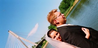 Czy możliwe, aby nikt nie siedział przy stole? Wodzirej na wesele. Zdjęcie portretowe Pary Młodej