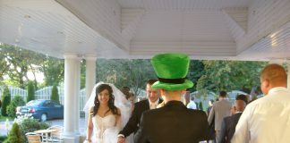 Emanowanie wodzireja miłością do ludzi Polonez prowadzony przez wodzireja przed salą weselną jako integracyjne rozpoczęcie przyjęcia