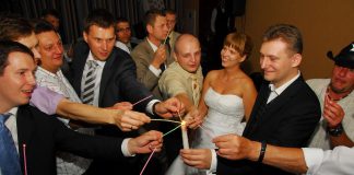 Czy wesele z wodzirejem może być aż tak udane? Państwo Młodzi wśród gości tańczący walc świetlisty - taniec tylko przy blasku świec