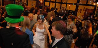 Usunięcie się w cień lub zaangażowanie wodzireja Polonez - narodowy polski taniec - prowadzony przez wodzireja Karpika na weselu