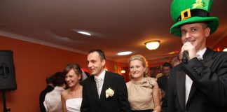 Frak wodzireja i jego oddziaływanie Wodzirej Karpik tańczący z gośćmi na weselu