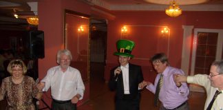 Przy dobrej zabawie (z wodzirejem), czas się nie liczy Wodzirej Karpik tańczący z gośćmi