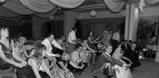 Korowód najważniejszy (dla wodzireja) Grupa ludzi bawiąca się z wodzirejem na weselu