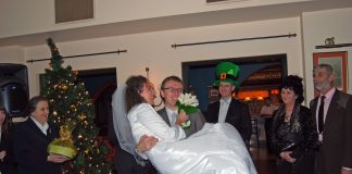 Zaraźliwa, radosna osobowość – wodzirej Karpik Wejście Państwa Młodych na salę weselną