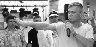 Krakowski wodzirej zamiast wódki Józef Hojna podczas prowadzenia warsztatów dla wodzirejów