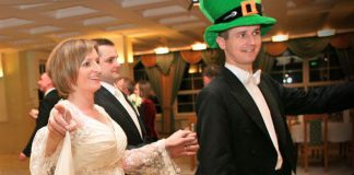 Moc mediów w promowaniu wodzirejów Wodzirej Karpik prowadzący taniec na weselu