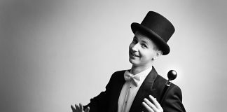 Wodzirej wraca na salony Mężczyzna w cylindrze jako elegancki wodzirej