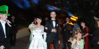 Miejsce na decyzje w filozofii dobrej zabawy z wodzirejem Wejście Państwa Młodych na salę weselną