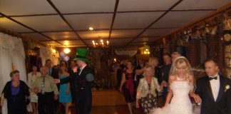 Długie poszukiwania oryginalności (znaleziony wodzirej na wesele) Polonez - narodowy polski taniec - prowadzony przez wodzireja Karpika na weselu