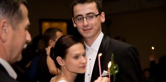 Wodzirej nie tylko w jednym cylindrze Państwo Młodzi wśród gości tańczący walc świetlisty - taniec tylko przy blasku świec