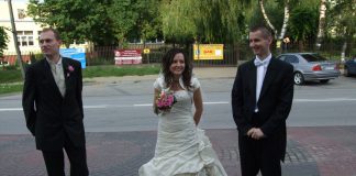 Dla tych, którzy wiedzą czego chcą – wodzirej na wesele Powitanie Państwa Młodych przed salą weselną