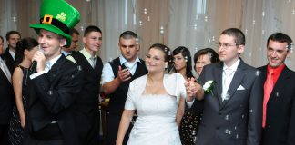 Zaskoczyć wodzirejem doświadczone pokolenia Polonez - narodowy polski taniec - prowadzony przez wodzireja Karpika na weselu