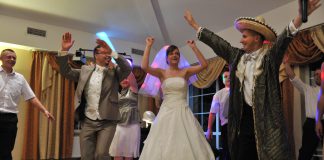 Lamborghini wśród wodzirejów Grupowe tańce na eleganckim weselu z wodzirejem Karpikiem