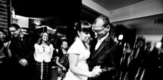 Nie tylko śmiech, ale i wzruszenia z wodzirejem Państwo Młodzi i pierwszy małżeński taniec na weselu