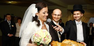 Wyczucie potrzeb gości przez wodzireja Powitanie chlebem i solą przez rodziców na weselu z wodzirejem