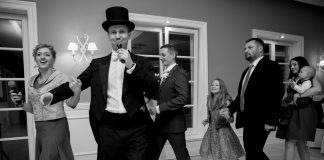 Zabawiają zawodowo – wodzireje Wodzirej prowadzący taniec w parach na weselu