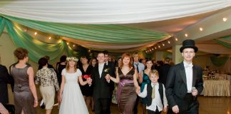 Przemyślane, ale bez odczucia rutyny (wesele z wodzirejem) Polonez - narodowy polski taniec - prowadzony przez wodzireja Karpika na weselu