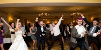 Uśmiech, głos i zaraźliwa energia wodzireja Wodzirej Karpik tańczący z gośćmi na weselu