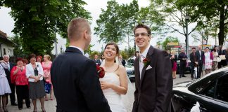 Wodzirej łatwy do rozpracowania Powitanie Państwa Młodych wjeżdżających samochodem przed salą weselną