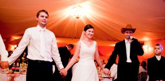 Wodzirej: wciągnąć do zabawy wszystkich Wodzirej Karpik w kowbojskim kapeluszu prowadzący taniec na weselu