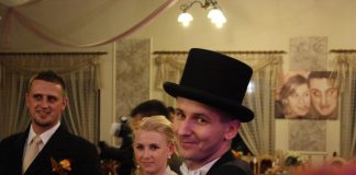 Wodzirej z płyty koleżanki Para Młoda na eleganckim przyjęciu z wodzirejem Karpikiem