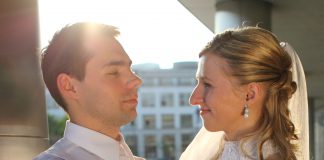 Pierwszy raz bez orkiestry, ale z wodzirejem Zdjęcie portretowe Pary Młodej