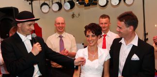 Polonez z wodzirejem strzałem w dziesiątkę Para Młoda na eleganckim przyjęciu z wodzirejem Karpikiem