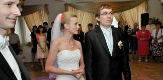 Kulturalne zabawy z wodzirejem, dają poczucie bezpieczeństwa Para Młoda na eleganckim przyjęciu z wodzirejem Karpikiem