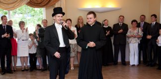 Czym można zaskoczyć gości? Wodzirejem. Powitanie księdza prymicjanta przez wodzireja i gości