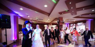 Jeżeli kawa, to tylko czarna, jeżeli wodzirej… Polonez - narodowy polski taniec - prowadzony przez wodzireja Karpika na weselu