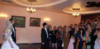 Znaleźć swoje miejsce… jak wodzirej Karpik Wspólne zdjęcie gości weselnych z Parą Młodą