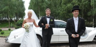 Mechaniczna melodia, żywe emocje: wesele z oprawą muzyczną i wodzirejem Karpikiem Powitanie Państwa Młodych wjeżdżających samochodem przed salą weselną