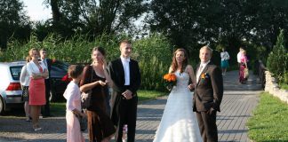 Różne kraje, jeden rytm: wesele w Rybaczówce z wodzirejem Karpikiem Państwo Młodzi z wodzirejem Karpikiem wśród gości weselnych