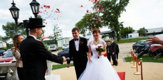 Sceptyczni, zaczynają wierzyć w wesele bez alkoholu, a z wodzirejem Wejście Państwa Młodych na salę weselną