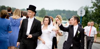 Od korowodu do poprawin: dwudniowe świętowanie z wodzirejem Karpikiem Polonez prowadzony przez wodzireja przed salą weselną jako integracyjne rozpoczęcie przyjęcia