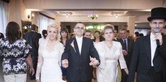 Zauważenie najmłodszych uczestników wesela przez wodzireja Polonez - narodowy polski taniec - prowadzony przez wodzireja Karpika na weselu