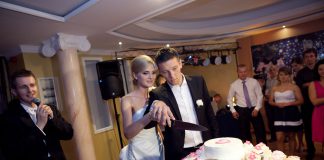 Wesele z piłkarskim zacięciem w Hotelu Lord: z gośćmi i wodzirejem Karpikiem Para Młoda na eleganckim przyjęciu z wodzirejem Karpikiem