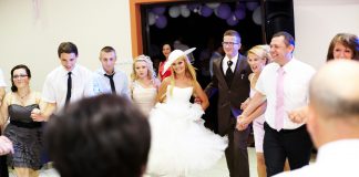 Strażacka remiza rozbrzmiewa: wesele z wodzirejem Karpikiem Państwo Młodzi podczas tańców na parkiecie