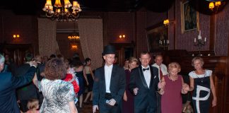 Nieznajomi (wodzireje) jak rodzina Polonez - narodowy polski taniec - prowadzony przez wodzireja Karpika na przyjęciu